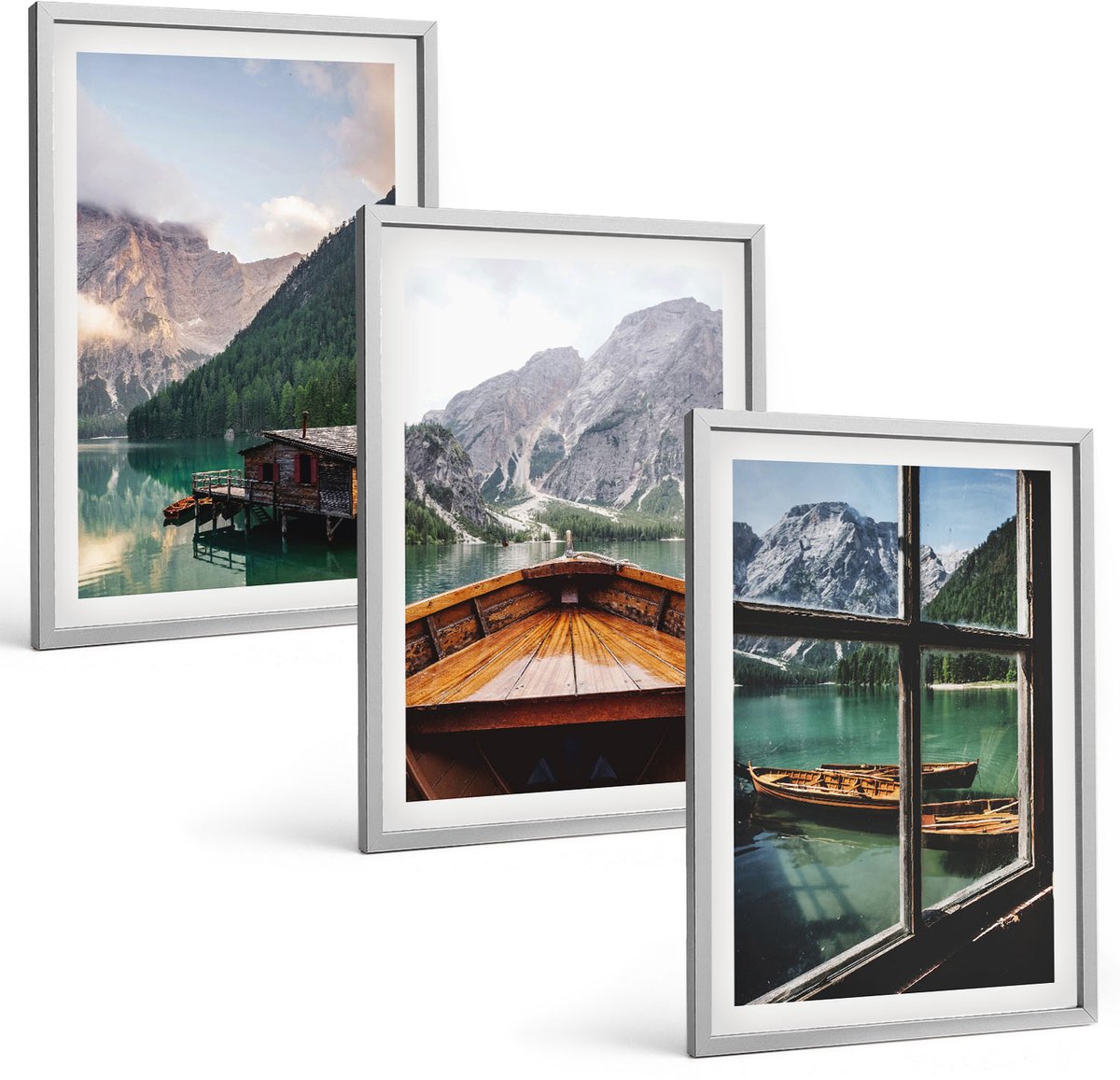 Coloray 3-Delige Schilderij Set - Bergmeer Met Een Boot En Houten Huisjes - 40 x 60 cm - Moderne Wanddecoratie - Slaapkamer - Decoratieve Schilderijen