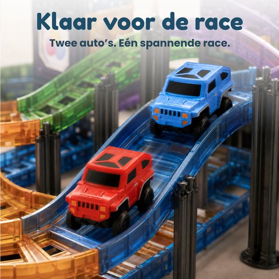 Rode en blauwe speelgoedauto's racen op een transparante blauwe magnetische racebaan met bogen.