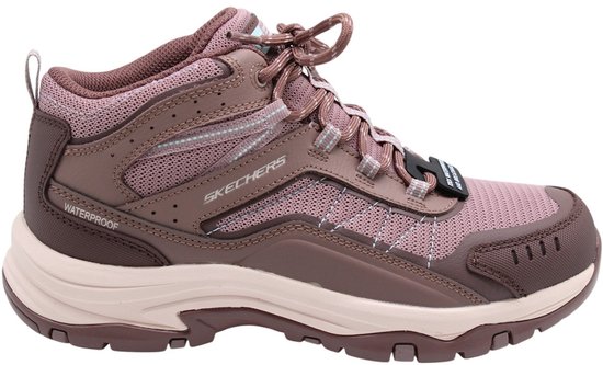 Bruine wandelschoen met roze mesh en leren overlays, met het Skechers logo en 'WATERPROOF'.
