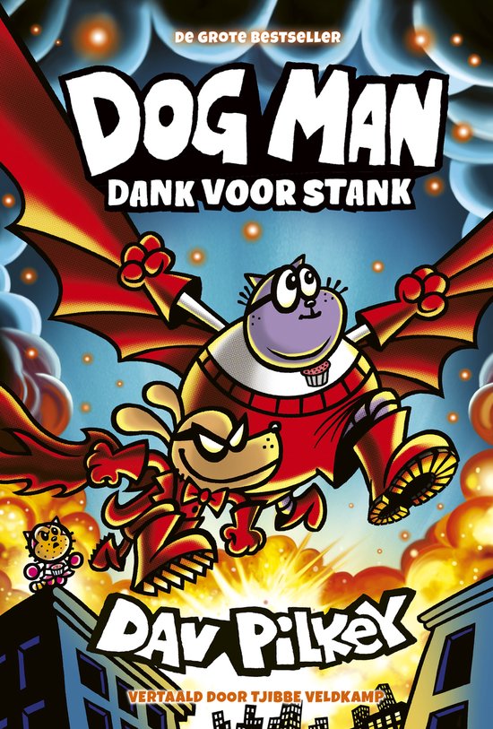 Boekomslag van Dog Man: Dank voor Stank. Vliegende hond met vleugels, draagt rood pak en rode laarzen. Twee kleine katten met vleugels.
