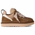 Bruine UGG Lowmel sneaker met taupe suède, off-white accenten en een taupe-witte ruitvormige veter. Voering van schapenwol.
