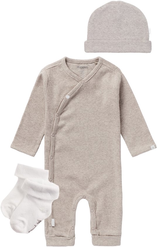 Een beige ribgebreid boxpakje, een bijpassend mutsje en witte opgerolde sokjes.