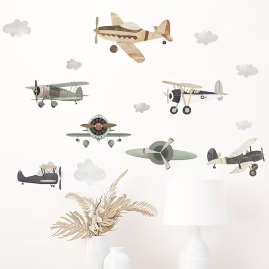 Een muursticker met zeven vintage vliegtuigen in diverse kleuren en grijze wolken.
