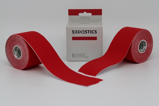 Twee rollen rode Skinestics sporttape met deels uitgerolde tape, naast de witte verpakking.