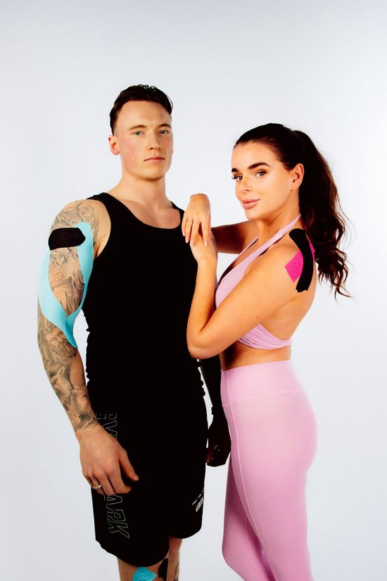 Man en vrouw met blauwe en roze sporttape op armen en schouder.