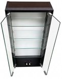 Zwarte vitrinekast met geopende glazen deuren, 5 glazen legplanken en LED-verlichting, van bovenaf gezien.