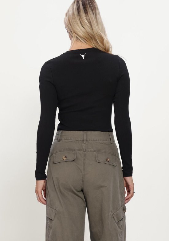 Zwarte, nauwsluitende ribgebreide longsleeve met een witte stier op de achterkant.
