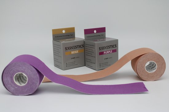 Twee rollen sporttape, paars en beige, met bijbehorende verpakkingen.