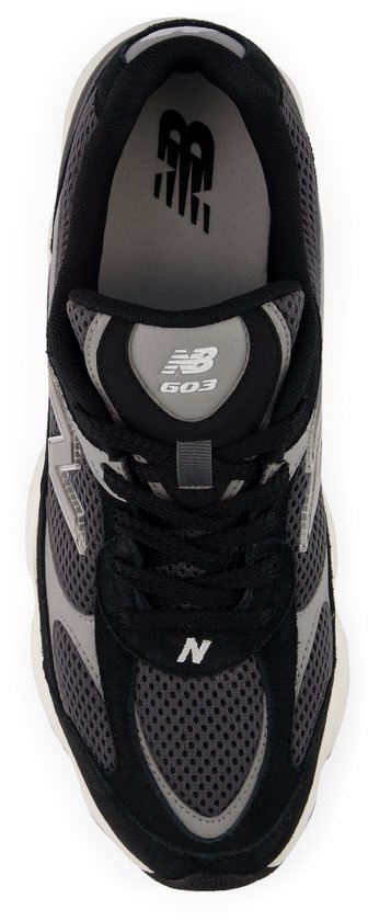 Topview van een zwarte New Balance sneaker met grijze mesh en suède panelen, witte tussenzool.