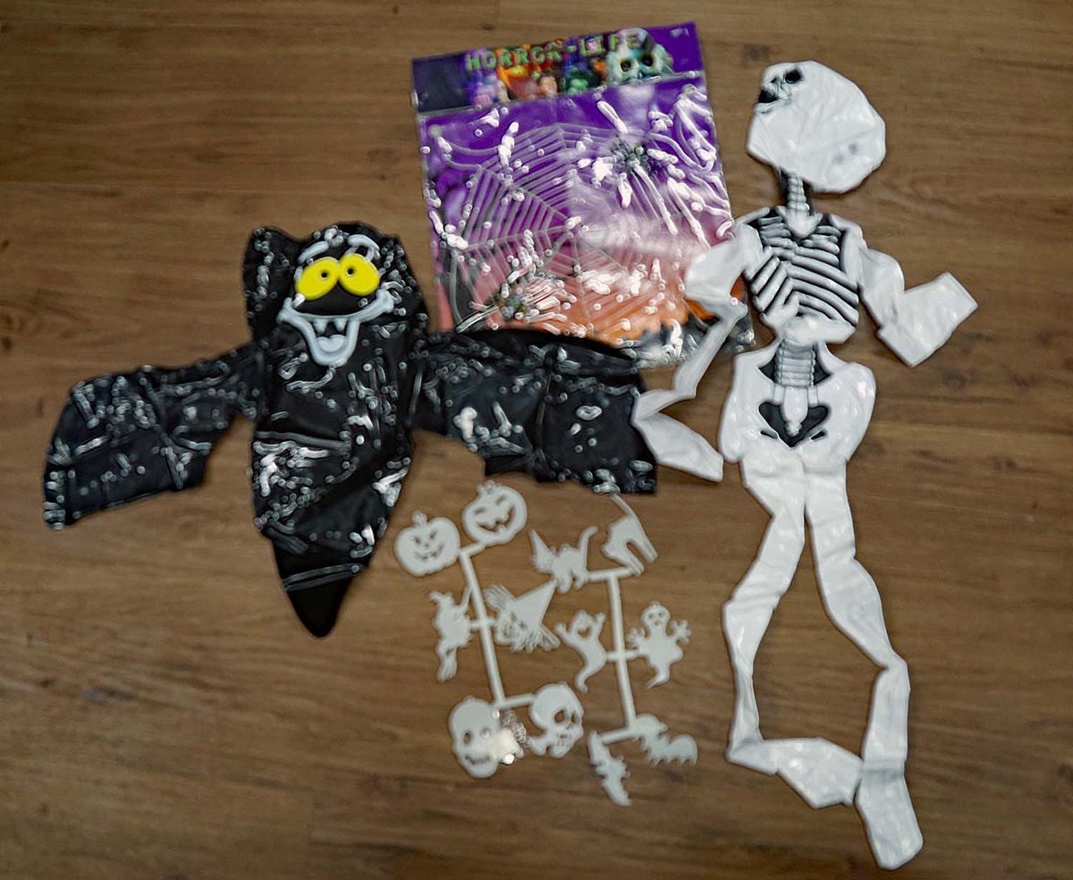 Halloween decoratie pakket - glow in the dark spinnenweb met spin - halloween figuurtjes glow in the dark - opblaas geraamte - opblaas vleermuis - griezelfeest decoratie - aankleding voor halloween feestje - horror party feest accessoires