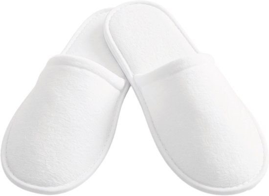 Een paar witte, gesloten Lavea pantoffels.