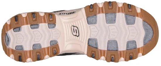 Onderkant van zwarte veterschoen met dikke rubberen zool, bruine grip en grijs Skechers logo.