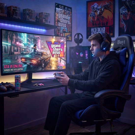 Een jongeman speelt op een gamingstoel met een zwart en blauw design. Hij draagt een headset en speelt op een computer met een GTA VI-game op het scherm.
