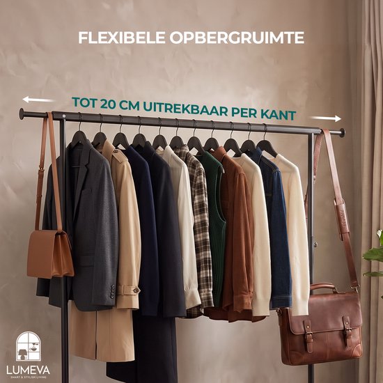 Zwart, uittrekbaar kledingrek met flexibele opbergruimte, volgehangen met dameskleding en leren tassen.