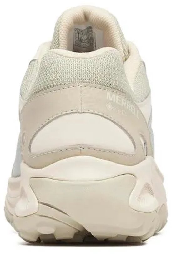 Achterkant van de Merrell Yokota 3 Gore-Tex wandelschoen met beige hielstuk en merknaam.