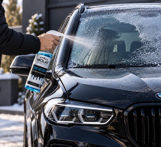 MOLAT DE-ICER ruiten ontdooier spray wordt op een besneeuwde voorruit gespoten.