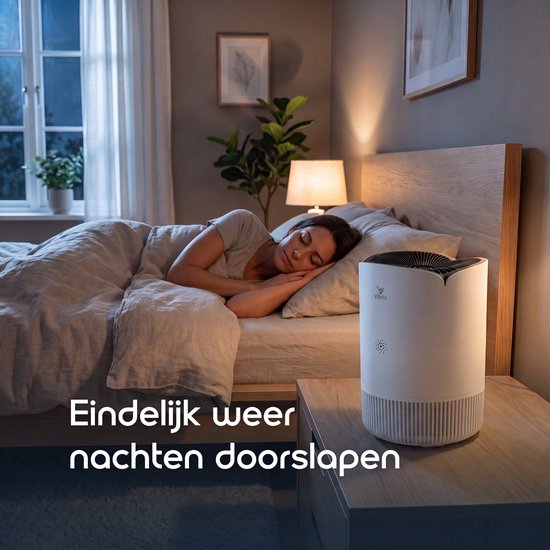 Een vrouw slaapt in een slaapkamer naast een witte Vibrix luchtreiniger op een nachtkastje.