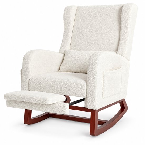 Witte teddyfleece schommelstoel met voetensteun, kussen en zijvak, houten frame.