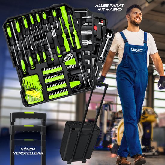 Man in overall met gereedschapskoffer op wielen. De koffer is geopend en toont een uitgebreide set gereedschap met groene handvatten.