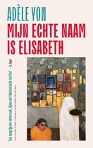 Boekcover met titel 'Mijn Echte Naam is Elisabeth'. Op de achtergrond een schilderij van een kamer met veel ingelijste portretten. Voorin een witte figuur.