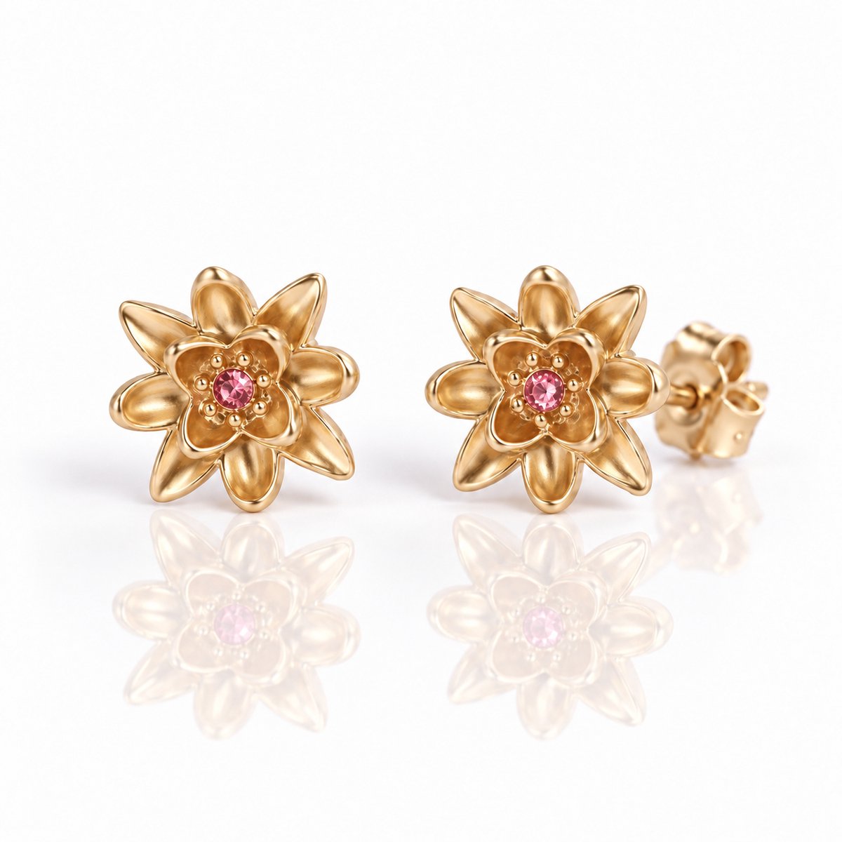 Maevi® Geboortebloem Oorbellen - Maand: Juli - Kleur: Goud - Geboortebloem & Geboortesteen - RVS / Stainless Steel - Hoge Kwaliteit - Verkleurt niet - Oorknopjes / Oorbel - Cadeau voor Vrouwen / Geboorte / Mama / Moeder / Kraamcadeau