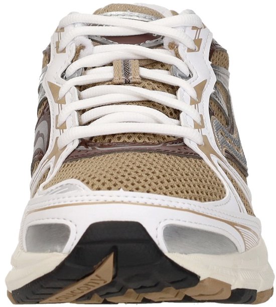 Vooraanzicht van beige Saucony Grid Legacy sneakers met witte veters en zilveren details bij de neus.