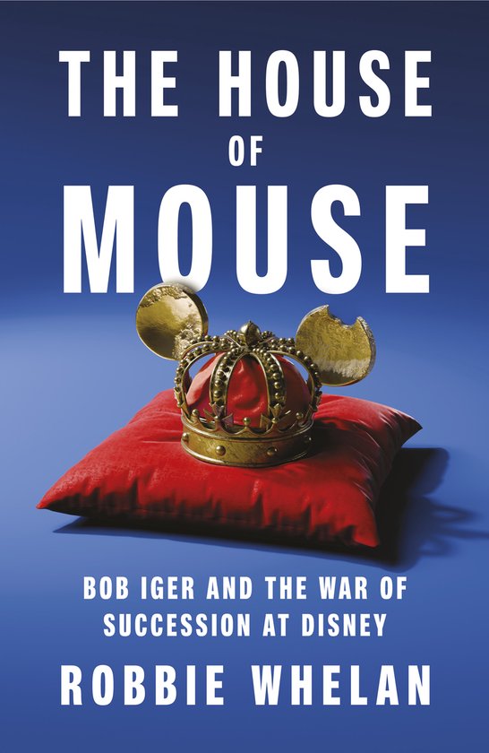 De kaft van het boek 'The House of Mouse' met een gouden kroon op Mickey Mouse-oren bovenop een rood kussen. De ondertitel luidt 'Bob Iger and the War of Succession at Disney' door Robbie Whelan.