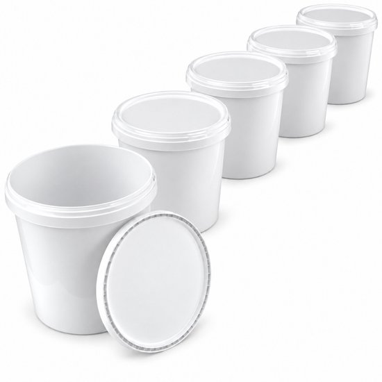 Vijf witte kunststof emmers van 10,9 liter op een rij. Eén emmer heeft het deksel ernaast liggend.