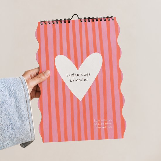Verjaardagskalender met roze en oranje strepen, een witte hartvorm en de tekst 'verjaardagskalender'.