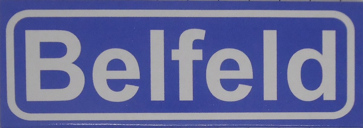Souv© - koelkast magneet - plaatsnaam bord - kombord - souvenir - koelkastmagneetje - relatiegeschenk Belfeld