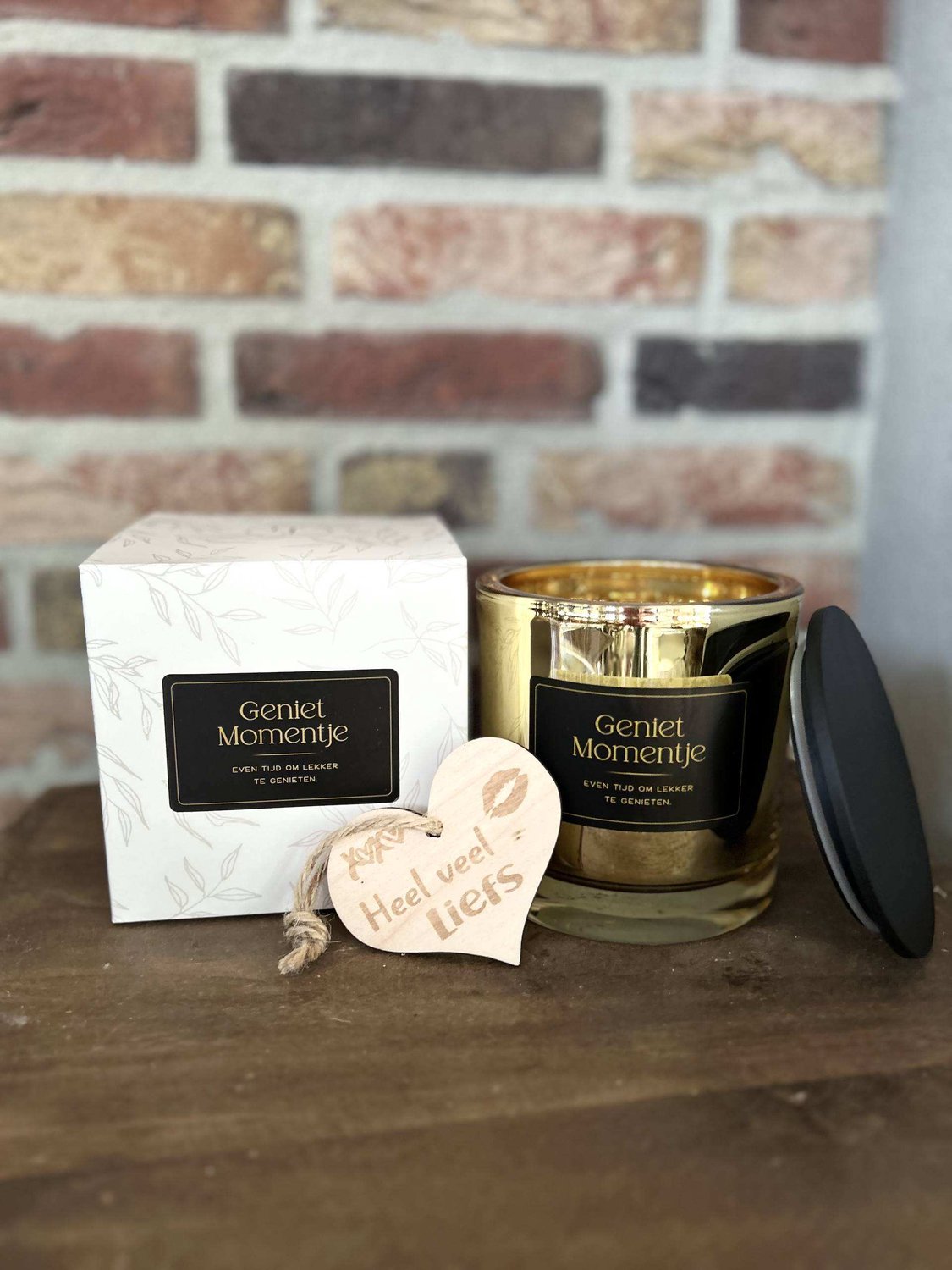 Creaties van hier House of light – Kaars – Geniet Momentje Goud - 3 lonts – 12x12x12 cm - 1,7 kilo – 20+ uur - met houten hartje