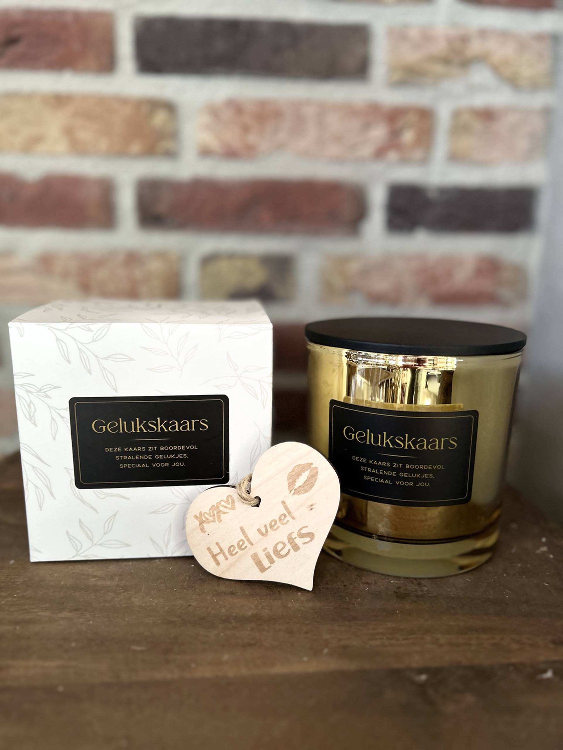 Creaties van hier House of light – Kaars – Gelukskaars Goud - 3 lonts – 12x12x12 cm - 1,7 kilo – 20+ uur - met houten hartje geluk goud