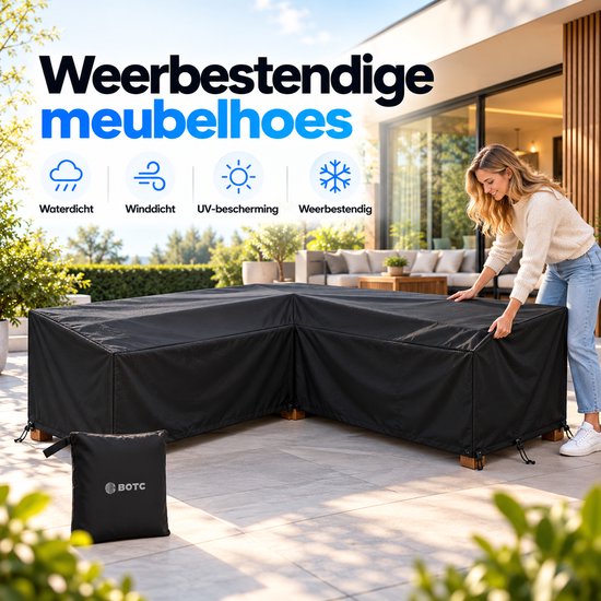 Vrouw bedekt een L-vormige tuinbank met een zwarte hoes; bijbehorende opbergtas met BOTC-logo zichtbaar.