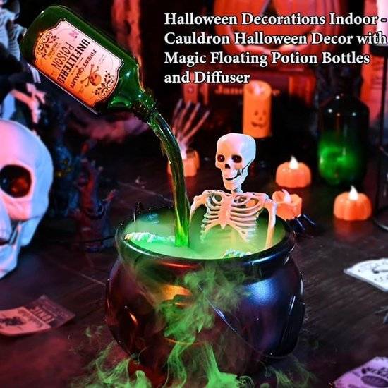 Zwarte heksenketel met een skelet en groene mist, aangevuld door een zwevende 'Poison' fles met magisch lichteffect.