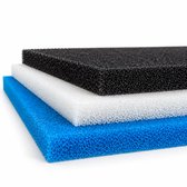 Stapel van drie rechthoekige filterschuimplaten met open celstructuur in zwart, wit en blauw.