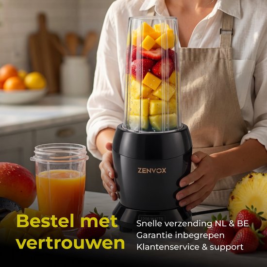 Iemand houdt een zwarte Zenvox 1200W blender vast met fruit, inclusief tekst over snelle verzending.