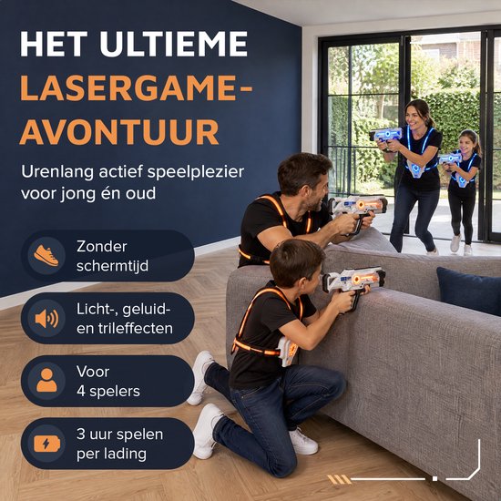 Gezin speelt samen in een woonkamer met lasergame blasters en vesten in diverse kleuren.