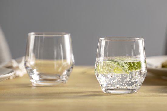 Twee Leonardo Puccini glazen van 310 ml op een houten tafel, waarvan één gevuld met bruiswater en limoen.