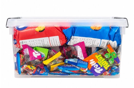 Transparante kunststof doos gevuld met een mix van gekleurde snoepzakjes en chipszakken.