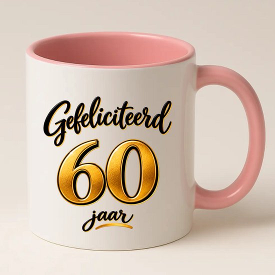 Witte mok met roze binnenkant en oor, aan de rechterzijde bedrukt met 'Gefeliciteerd 60 jaar' in goud en zwart.