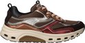 Zijaanzicht van een bruine sneaker met metallic rode accenten, zilveren lijnen en beige dikke zool.