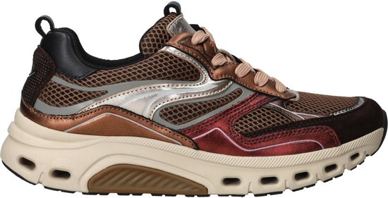 Zijaanzicht van een bruine sneaker met metallic rode accenten, zilveren lijnen en beige dikke zool.