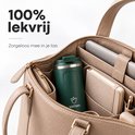Tasse isotherme Vatten vert foncé dans un sac à main beige. Texte : 100 % étanche, à transporter sans souci.