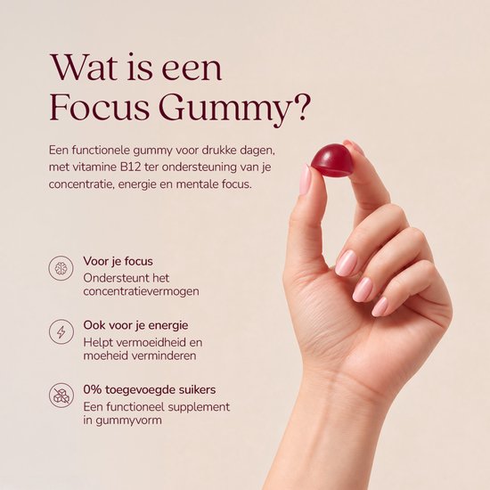 Vrouw houdt een rode Focus Gummy vast, met tekst over de voordelen voor concentratie en energie.