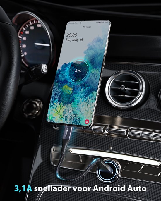Telefoon met Android Auto laadt op in een auto, aangesloten via een zwarte gevlochten kabel op de middenconsole. Tekst: 3,1A snellader voor Android Auto.