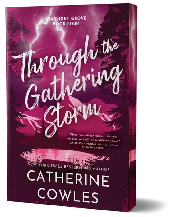 Boekomslag van 'Through the Gathering Storm' met een paars-roze onweerslucht, bergen en silhouetten van dennenbomen.