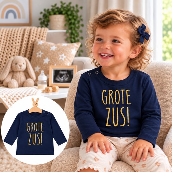 T-shirt bleu marine à manches longues avec l'inscription dorée 'GROTE ZUS!' porté par une jeune fille.