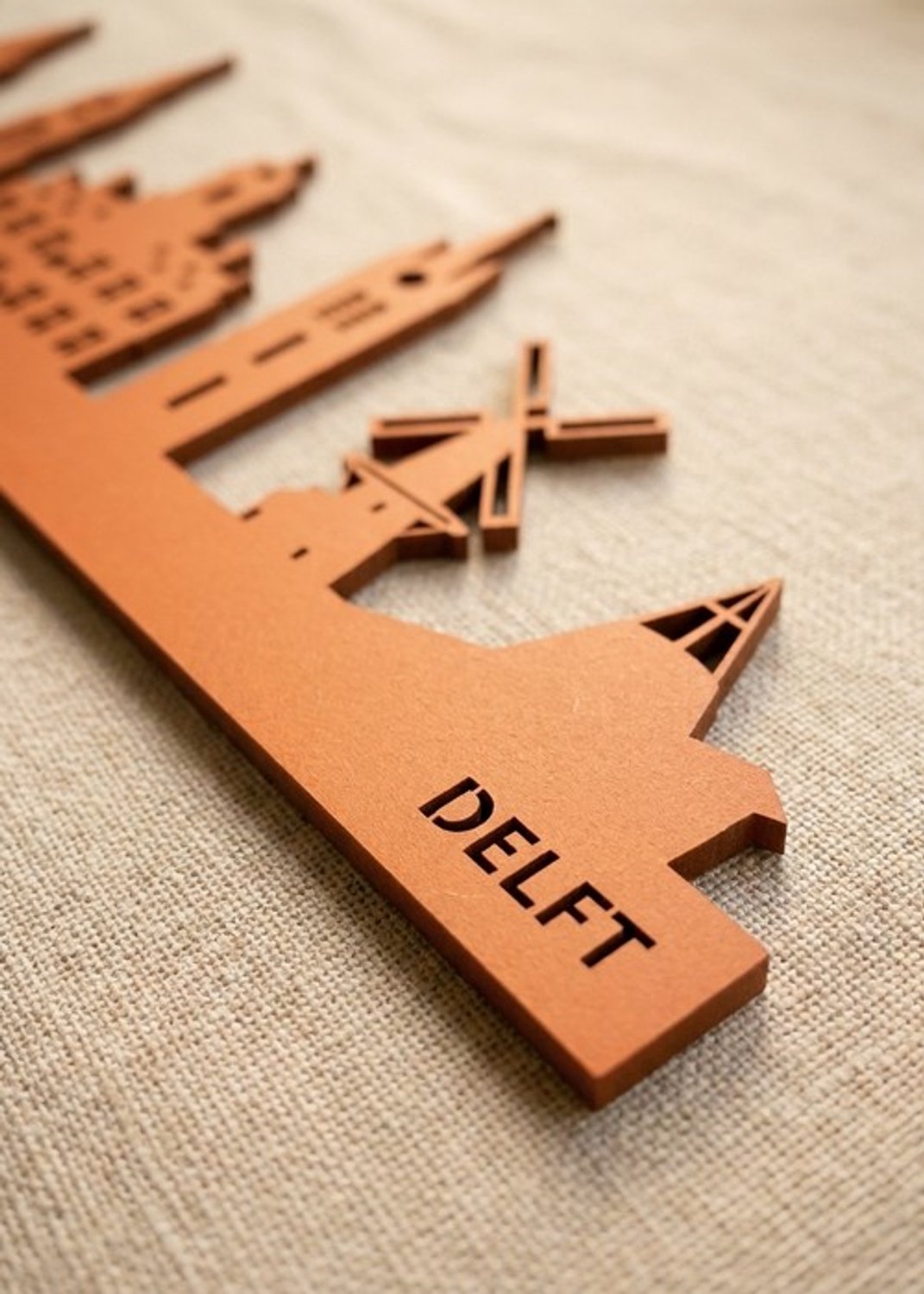Houten Skyline Delft | Wanddecoratie voor aan de muur | Oranje MDF | 70 x 16 cm