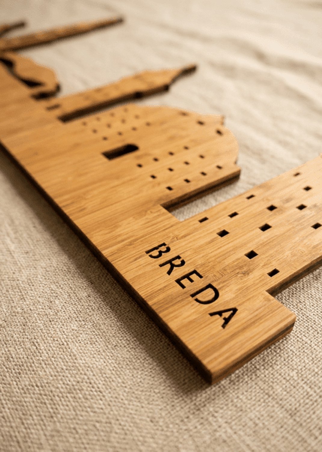 Houten Skyline Breda | Wanddecoratie voor aan de muur | Bamboe | 70 x 14 cm