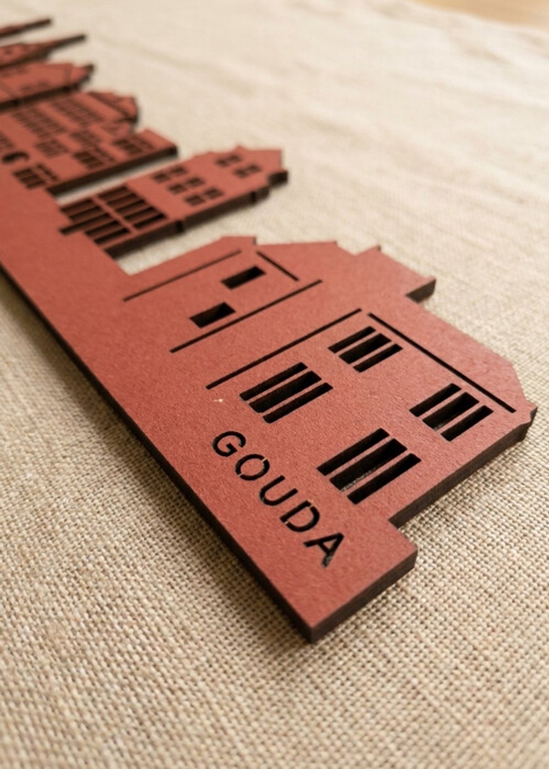 Houten Skyline Gouda | Wanddecoratie voor aan de muur | Rood MDF | 70 x 13 cm